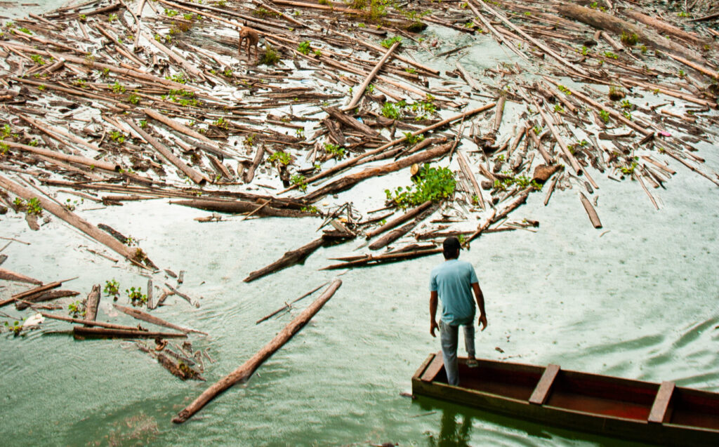 Controvertida ley de privatización de cuerpos del agua mientras el gobierno reclama intentar detener deforestación